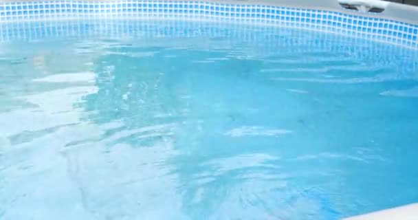 Limpieza de la piscina Azul Fondo abstracto fuera de foco — Vídeo de stock