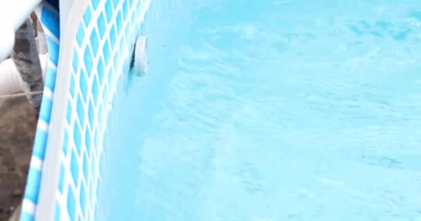 Filtro de piscina funciona na piscina azul — Vídeo de Stock