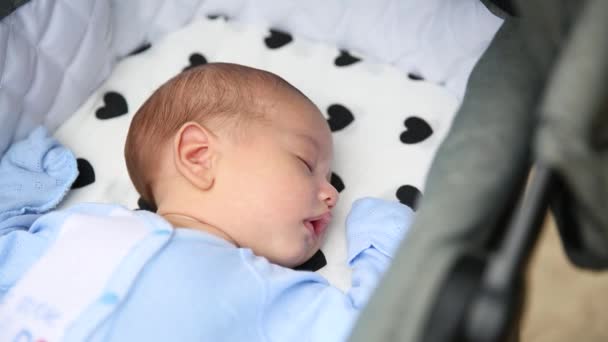 Detailní venkovní portrét malého chlapce ve spánku sladké v kočárku — Stock video