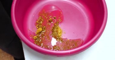 Baharatlı marine edilmiş balık. Pişirmeden önce, aşçının eli tereyağı ve baharat sürer. ev yemeği konsepti