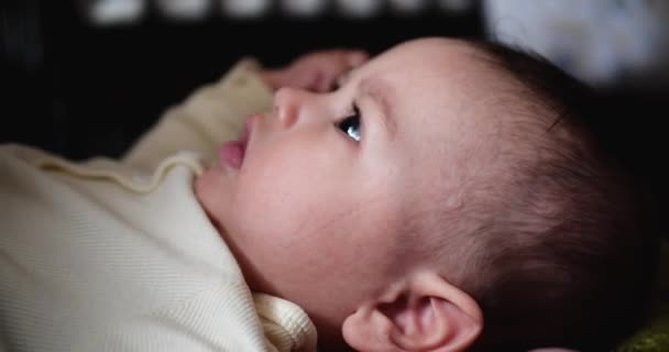 Concept de famille. Mignon bébé nouveau-né ludique repose sur son dos et sourit. Gros plan — Video