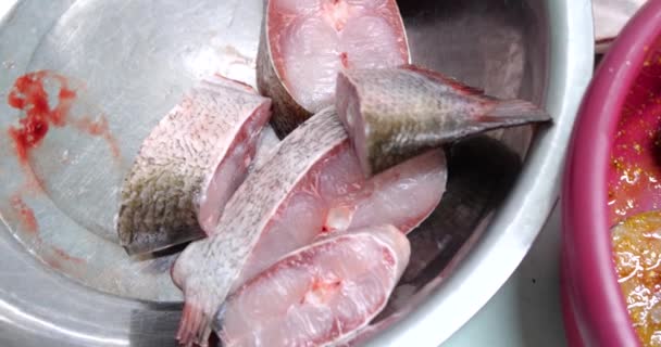 Маринована риба зі спеціями. Перед приготуванням рука кухаря мазає маслом і спеціями. концепція домашньої кухні — стокове відео