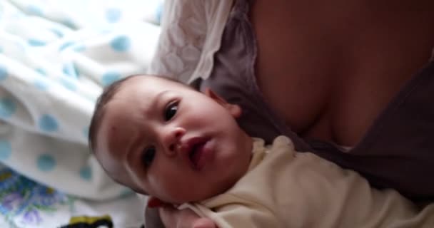 Οικογενειακή ιδέα. Παιχνιδιάρικο, χαριτωμένο νεογέννητο μωρό ξαπλώνει στην πλάτη και χαμογελάει. Κλείσε. — Αρχείο Βίντεο