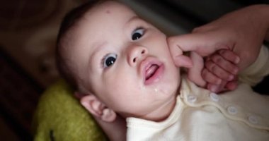 Aile kavramı. Oyuncak bebek sırtüstü yatar ve gülümser. Kapat.