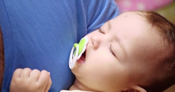 Egy kisgyerek elaludt az apja karjaiban. Apa elaltatja a babát. Közelkép. 4k — Stock videók