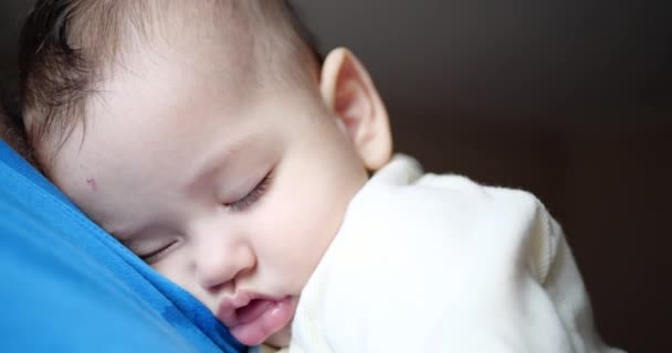 Un petit enfant s'est endormi dans les bras de son père. Papa berçant le bébé pour dormir. Gros plan. 4k — Video