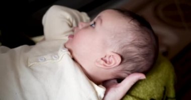 Küçük mutlu çocuk bacaksız anne eliyle oynuyor. Isır ve ayak parmaklarını em. 4K