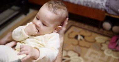 Aile kavramı. Oyuncak bebek sırtüstü yatar ve gülümser. Kapat.