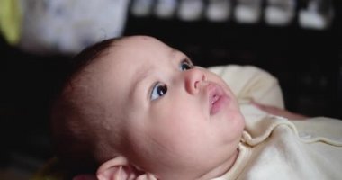 Aile kavramı. Oyuncak bebek sırtüstü yatar ve gülümser. Kapat.