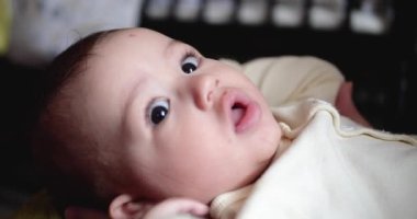 Aile kavramı. Oyuncak bebek sırtüstü yatar ve gülümser. Kapat.