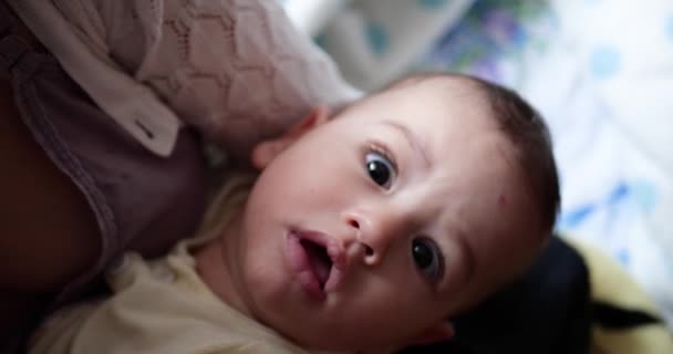 Concetto familiare. Giocoso bambino neonato carino si trova sulla schiena e sorride. Da vicino. — Video Stock