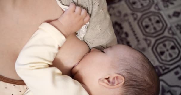 Matka kojící dítě doma. koncepce mateřství a mateřské péče. Veselý maminka těšit kojení — Stock video