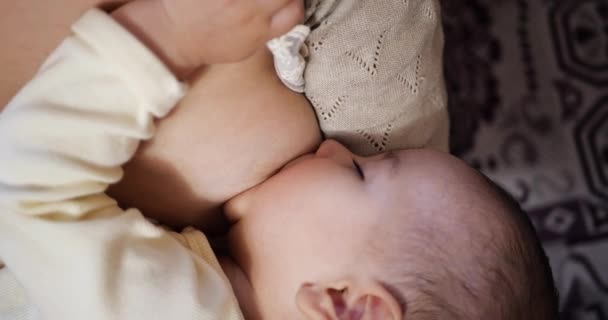 Matka kojící dítě doma. koncepce mateřství a mateřské péče. Veselý maminka těšit kojení — Stock video