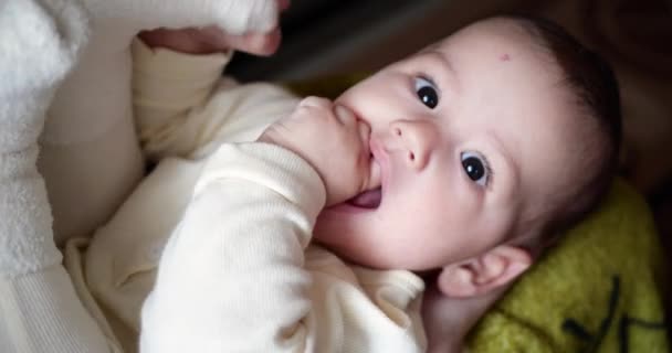 Glad liten pojke leker med sina ben mor händer. Bit och sug hans tår. 4K — Stockvideo