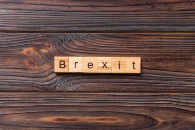 Tahta blokta yazan Brexit kelimesi. Deksing, konsept için çimento üzerine Brexit metin.