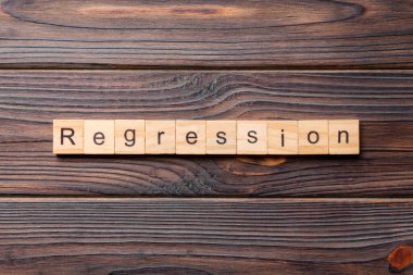 Tahta blokta regresyon kelimesi yazıyor. Geri dönüş metni çimento üzerinde desing, konsept için.