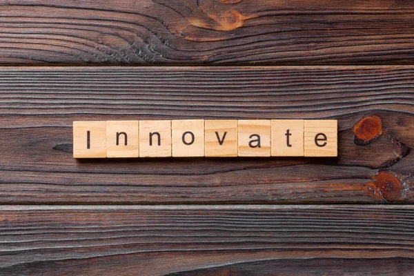 Innovate Wort Auf Holzblock Geschrieben Innovate Text Auf Zementtisch Für — Stockfoto