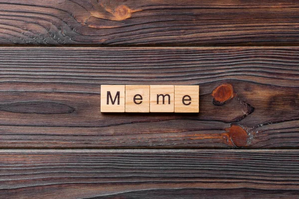 Meme Woord Geschreven Hout Blok Meme Tekst Tafel Concept — Stockfoto