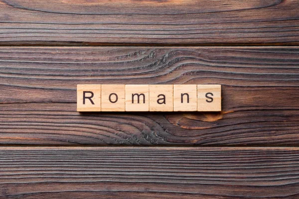 Tahta Blokta Romalılar Yazıyor Romalılar Masa Üzerinde Metin Konsept — Stok fotoğraf