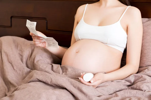 Lady Incinta Lettura Istruzione Pillole Prescritte Concetto Assistenza Sanitaria Medicina — Foto Stock