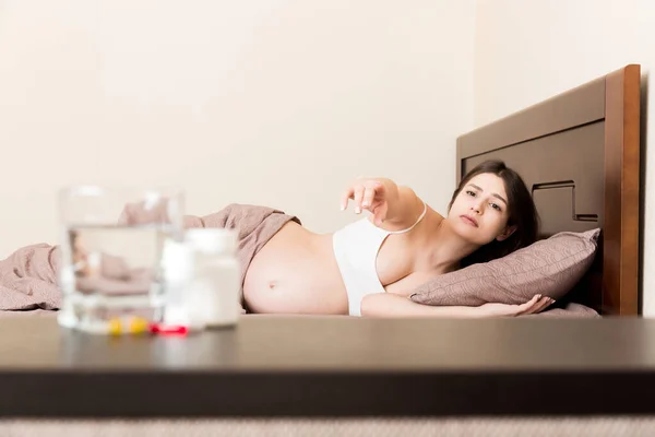 Attraktiv Sjuk Gravid Kvinna Ligger Soffan Intag Piller Från Förkylningar — Stockfoto