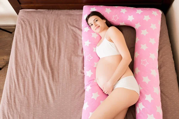 Ung Gravid Kvinna Som Ligger Sängen Med Stödjande Kudde — Stockfoto