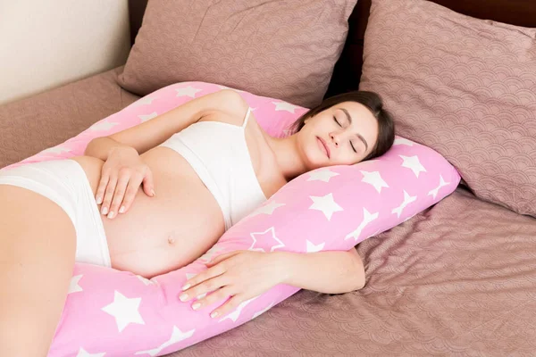 Hermosa Embarazada Mujer Durmiendo Con Cuerpo Almohada Cama — Foto de Stock