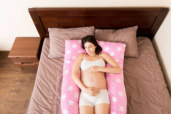 Hübsch Schwanger Frau Schlafen Mit Körper Kissen Auf Bett — Stockfoto