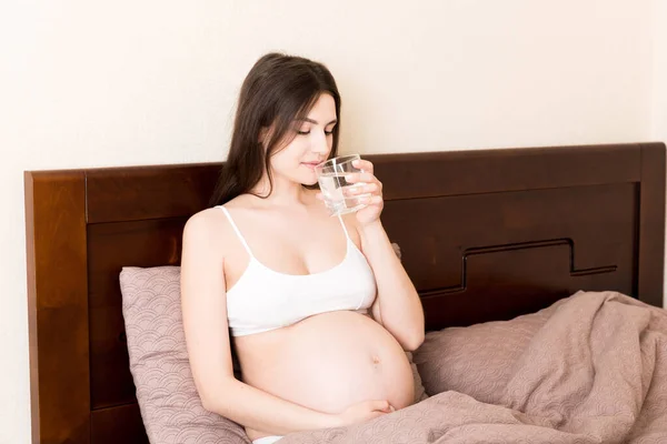 Foto Una Bella Donna Incinta Che Tiene Mani Sulla Pancia — Foto Stock