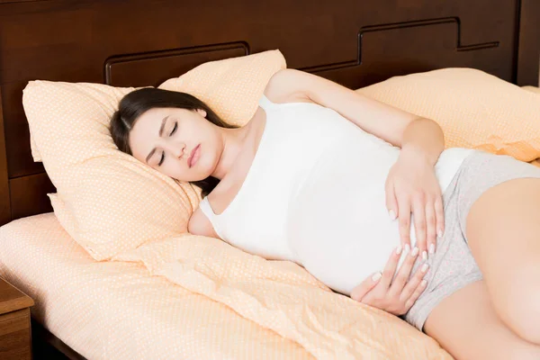 Młoda Piękna Kobieta Ciąży Bólu Siedzi Łóżku Sypialni Przygotowując Się — Zdjęcie stockowe