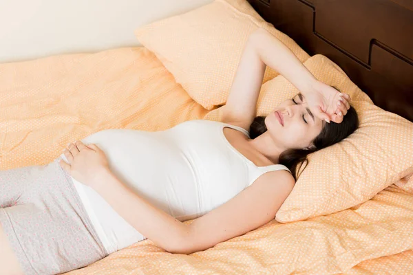 Joven Mujer Embarazada Bonita Que Sufre Dolor Cabeza Casa Cama — Foto de Stock