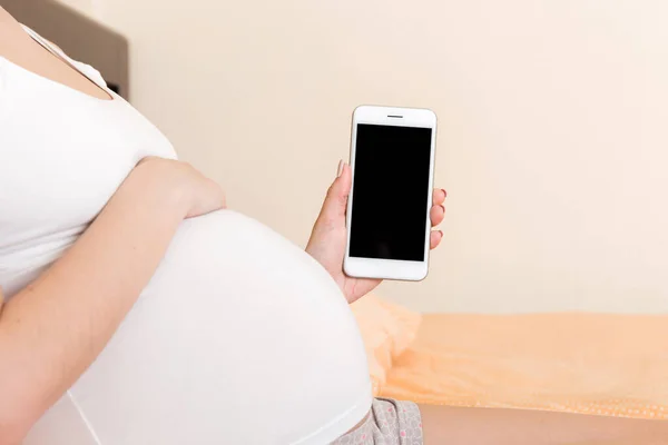 Cropped Shot Pregnant Woman Showing Smartphone Black Screen Bed — Stock Photo, Image