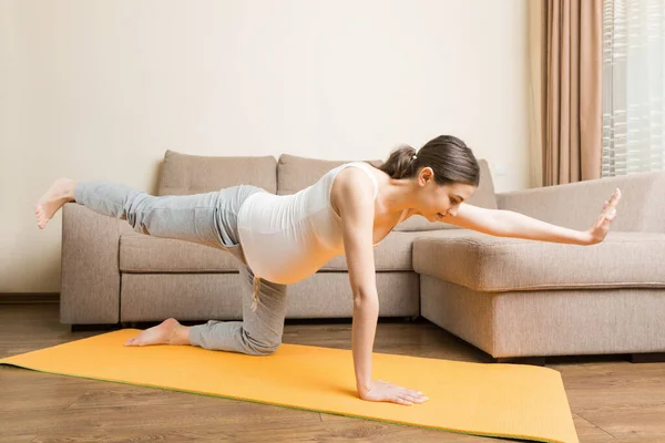 Hermosa Joven Embarazada Sentada Cerca Sofá Postura Yoga Hogar Concepto — Foto de Stock