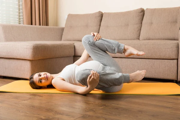 Mujer Embarazada Meditando Mientras Está Sentada Posición Yoga Meditar Sobre — Foto de Stock