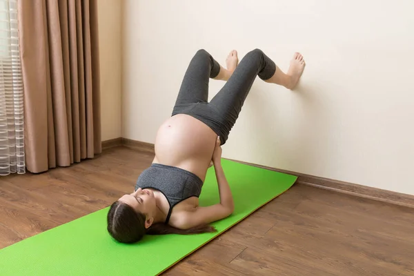 Mujer Embarazada Haciendo Ejercicio Estera Verde Habitación Concepto Yoga Fitness — Foto de Stock