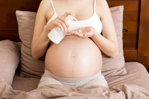 Mujer Embarazada Aplicando Crema Estrías Vientre Embarazo Personas Concepto Maternidad —  Fotos de Stock