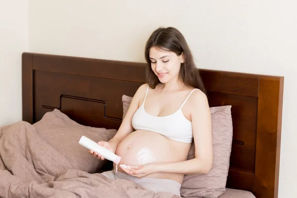 Mujer Embarazada Aplicando Crema Estrías Vientre Embarazo Personas Concepto Maternidad —  Fotos de Stock