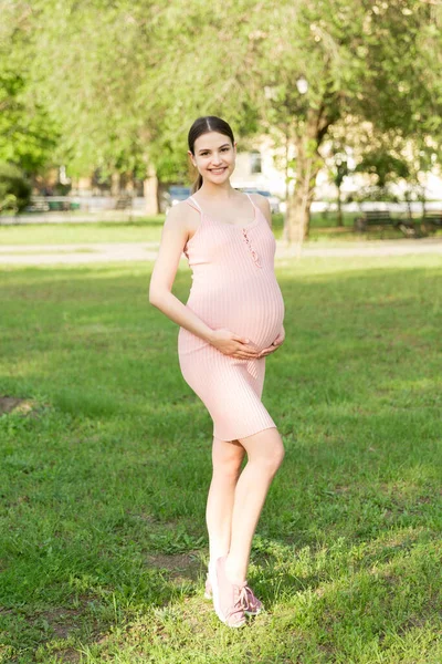 Mujer Embarazada Disfrutando Relajándose Afuera Parque Embarazo Maternidad Felicidad — Foto de Stock