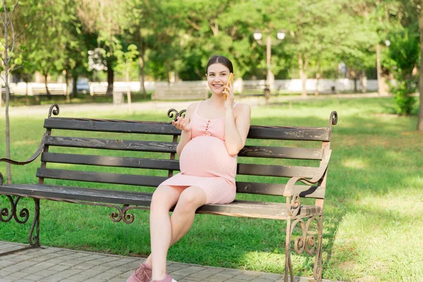 Pregnant Woman Sits Park Bench Talking Phone — Stock Photo, Image