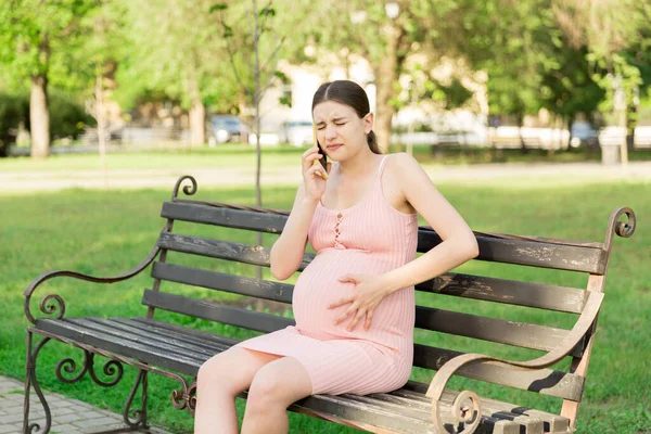 Pregnant Woman Sits Park Bench Talking Phone — Stock Photo, Image