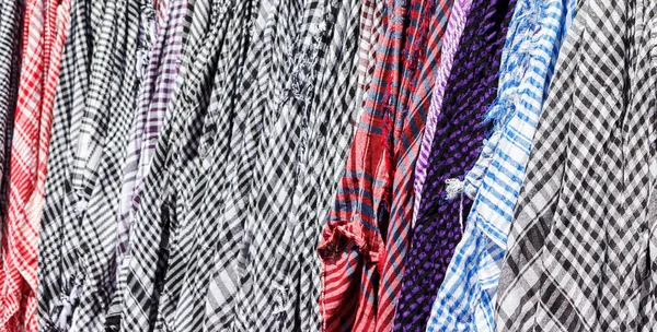 Geleneksel Keffiyeh ya da kefia Mısır pazarında asılı duruyor.