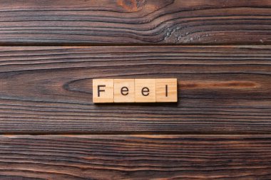 Tahta blokta yazanı hisset. Metni masada hisset, konsept.