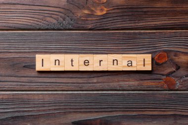 Tahta bloğa yazılmış interternal kelime. Çimento sehpası üzerindeki InterTERNAL metin desing, konsept.