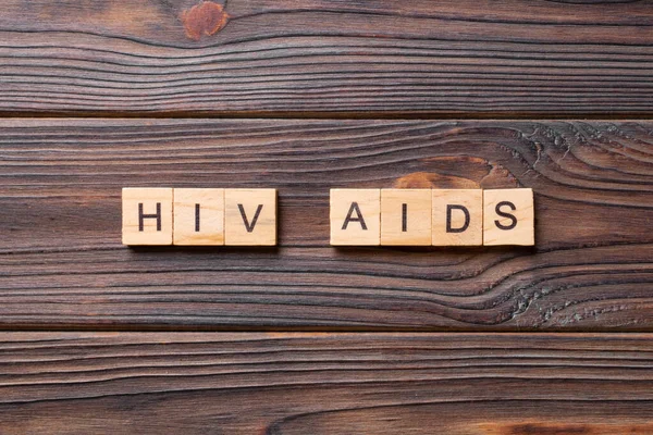 Słowo Hiv Aids Napisane Drewnianym Bloku Tekst Hiv Aids Stole — Zdjęcie stockowe