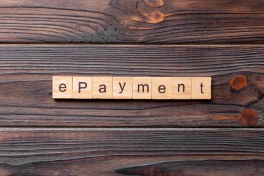 Tahta blokta eödeme kelimesi yazıyor. Ahşap masa üzerindeki ePayment metni desing, konsept için.