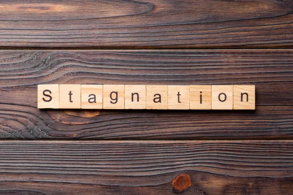 Stagnation Wort Auf Holzblock Geschrieben Stagnationstext Auf Zementtisch Für Ihre — Stockfoto