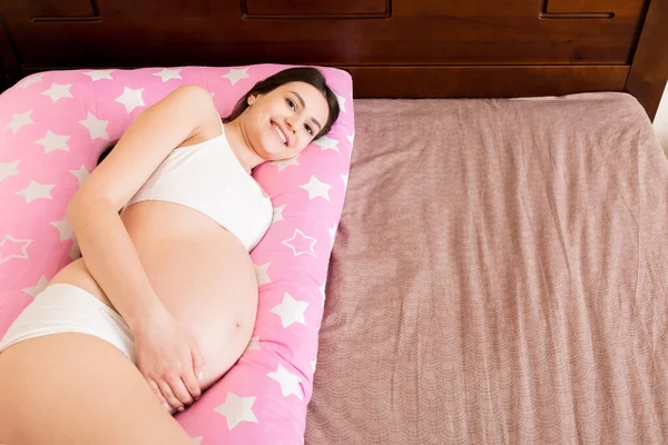 Mujer Embarazada Joven Acostada Cama Con Almohada Apoyo — Foto de Stock