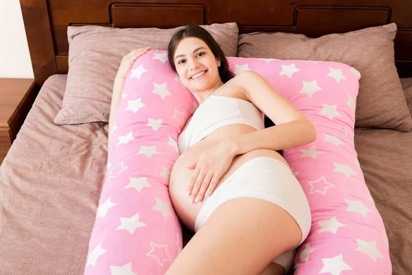 Mujer Embarazada Joven Acostada Cama Con Almohada Apoyo —  Fotos de Stock
