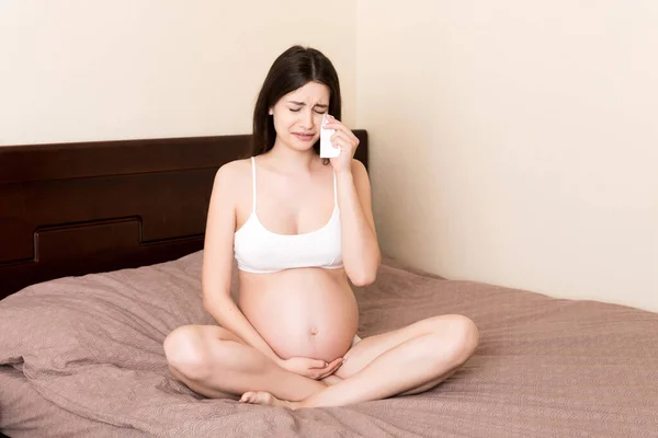 Mujer Atractiva Sintiéndose Triste Llorando Durante Embarazo —  Fotos de Stock