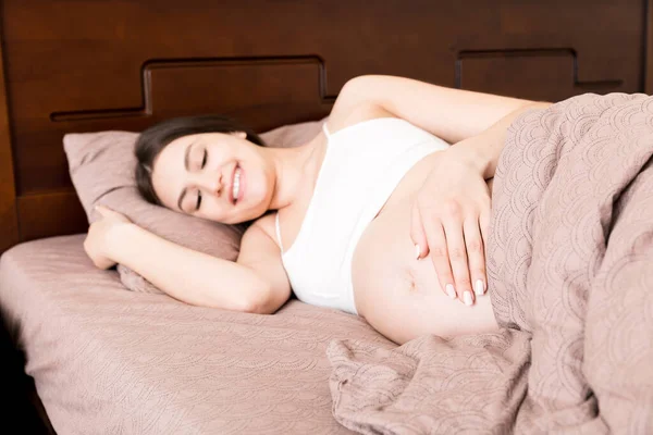 Mulher Grávida Sentada Cama Tocando Sua Barriga Casa Conceito Expectativa — Fotografia de Stock